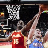 Clint Capela (15) au contre sur Josh Giddey (3). KEYSTONE/AP/John Bazemore
